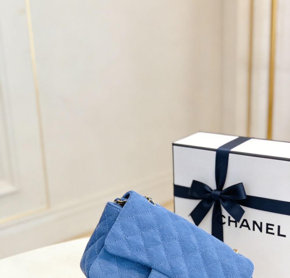 <AUTHENTIC>Chanel Mini Flap Bag in Blue - Picture 2 of 6